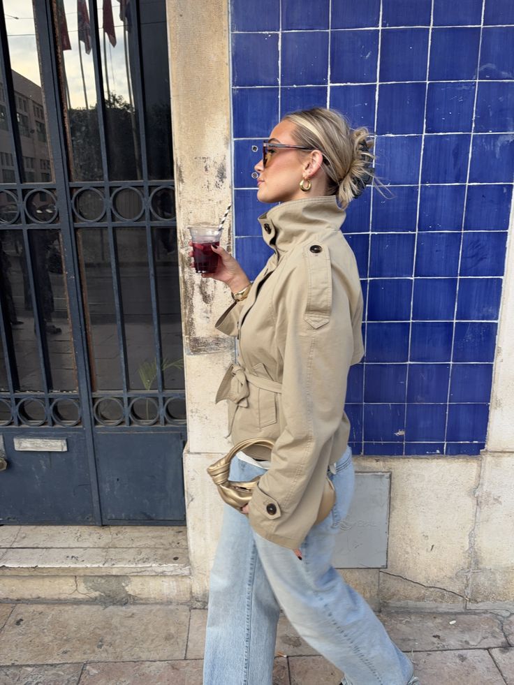 Mara cropped trench coat in beige | SOKYND