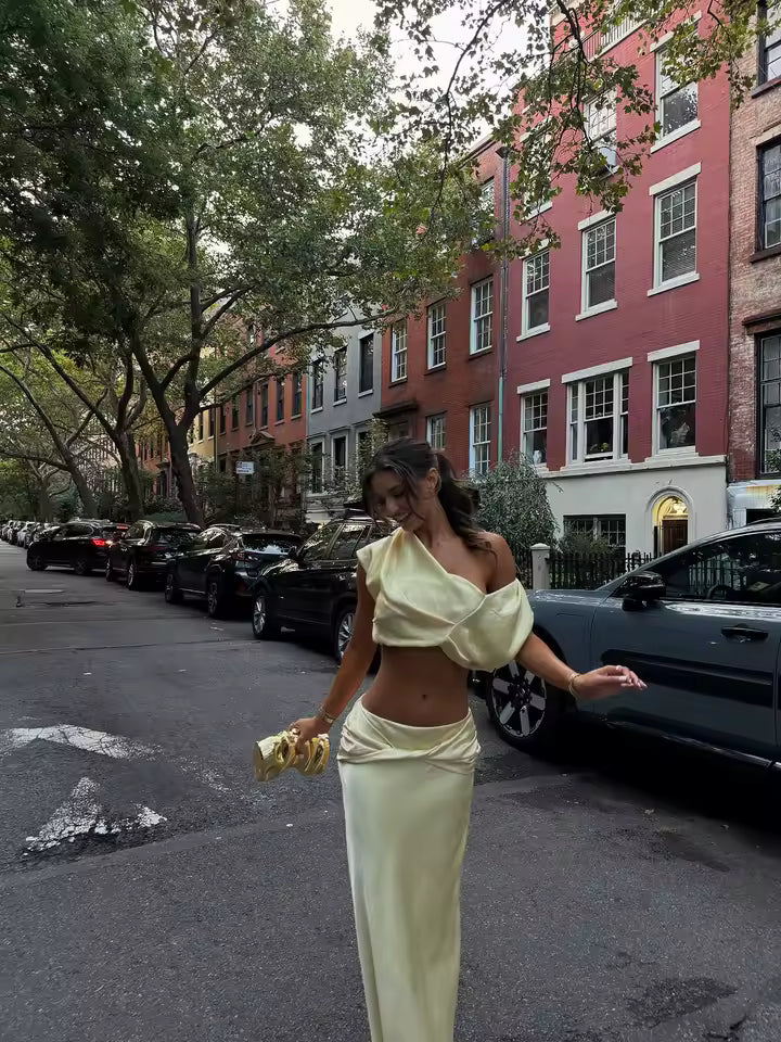 Ensemble Sienna en satin. Top court plissé et jupe