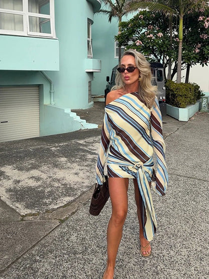 Cathy Gestreiftes Mini-Kleid mit schrägem Kragen