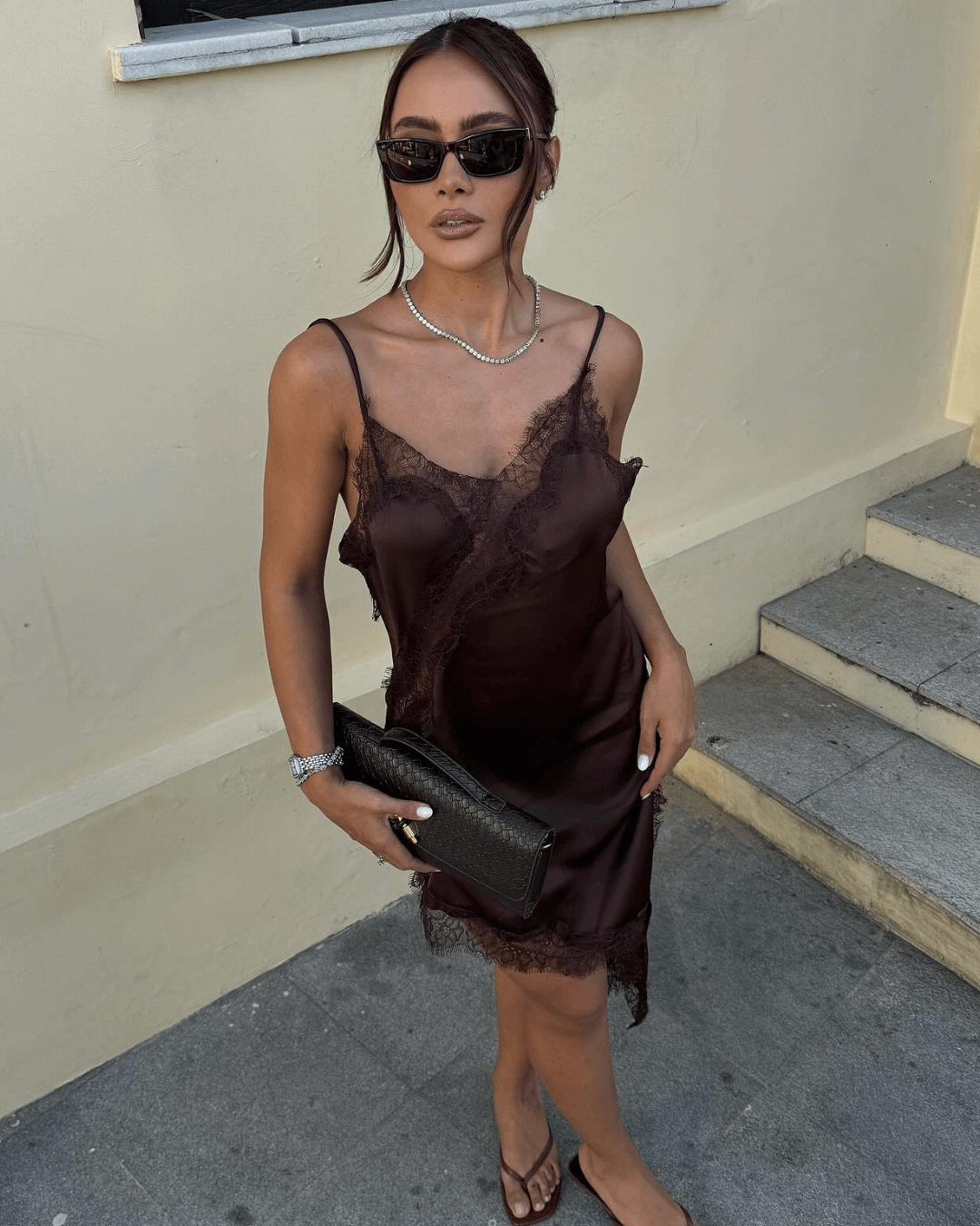 Gemma vestido midi assimétrico em cetim com renda