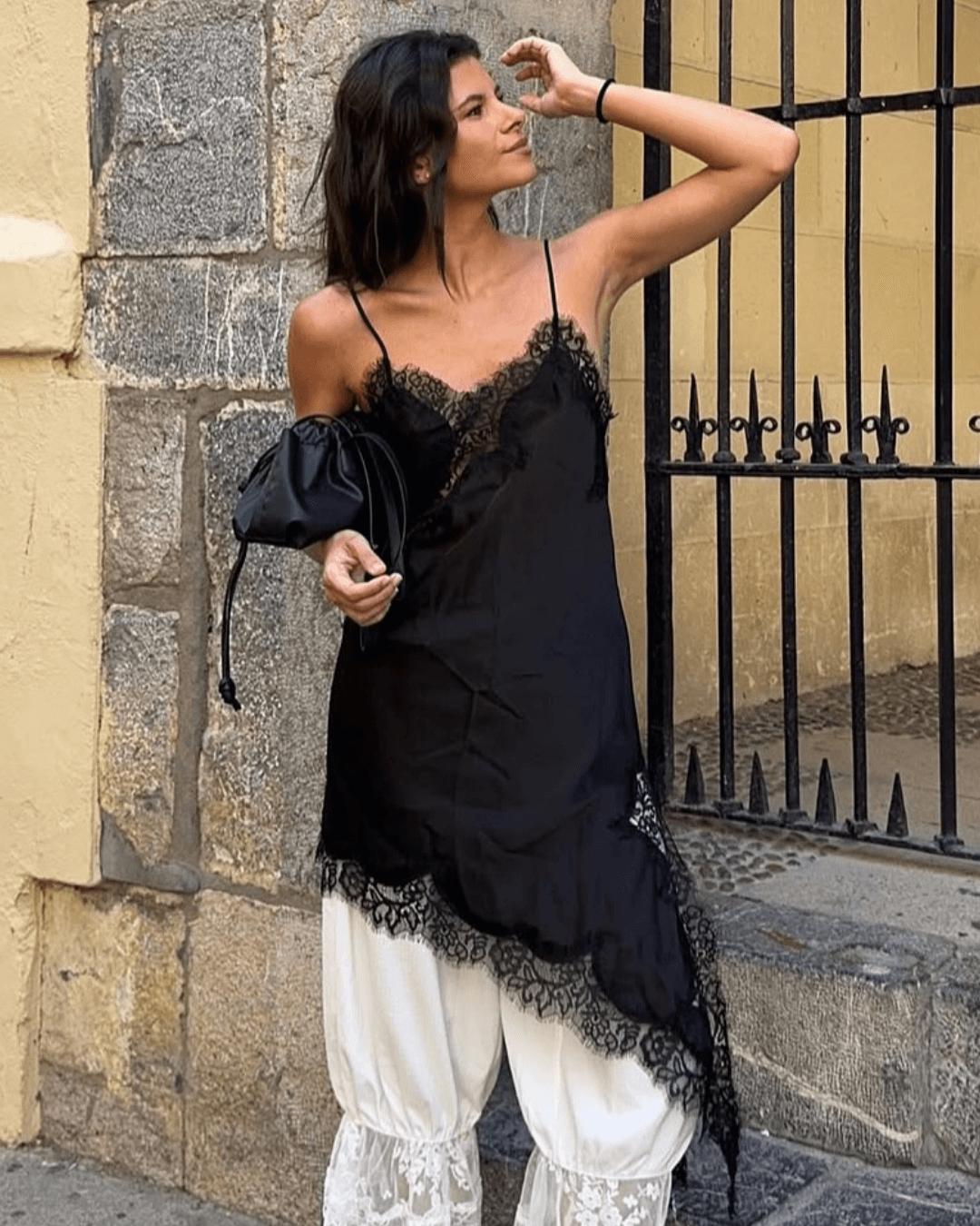 Gemma vestido midi assimétrico em cetim com renda