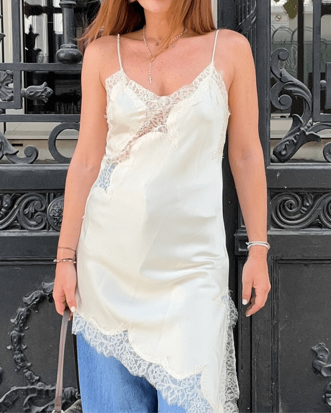 Gemma vestido midi assimétrico em cetim com renda