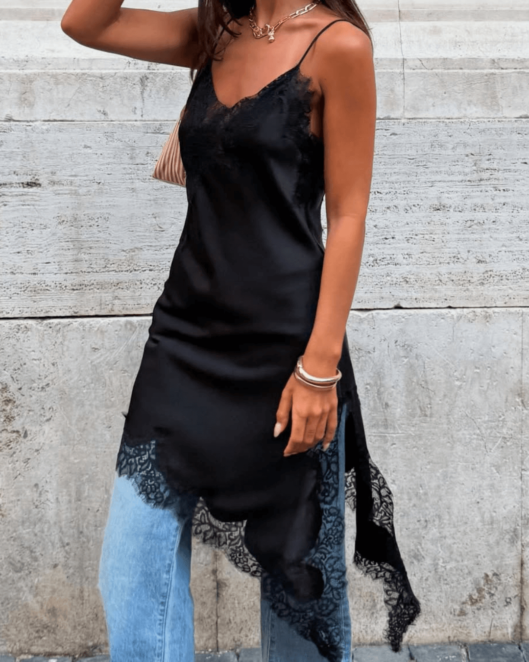 Gemma vestido midi assimétrico em cetim com renda