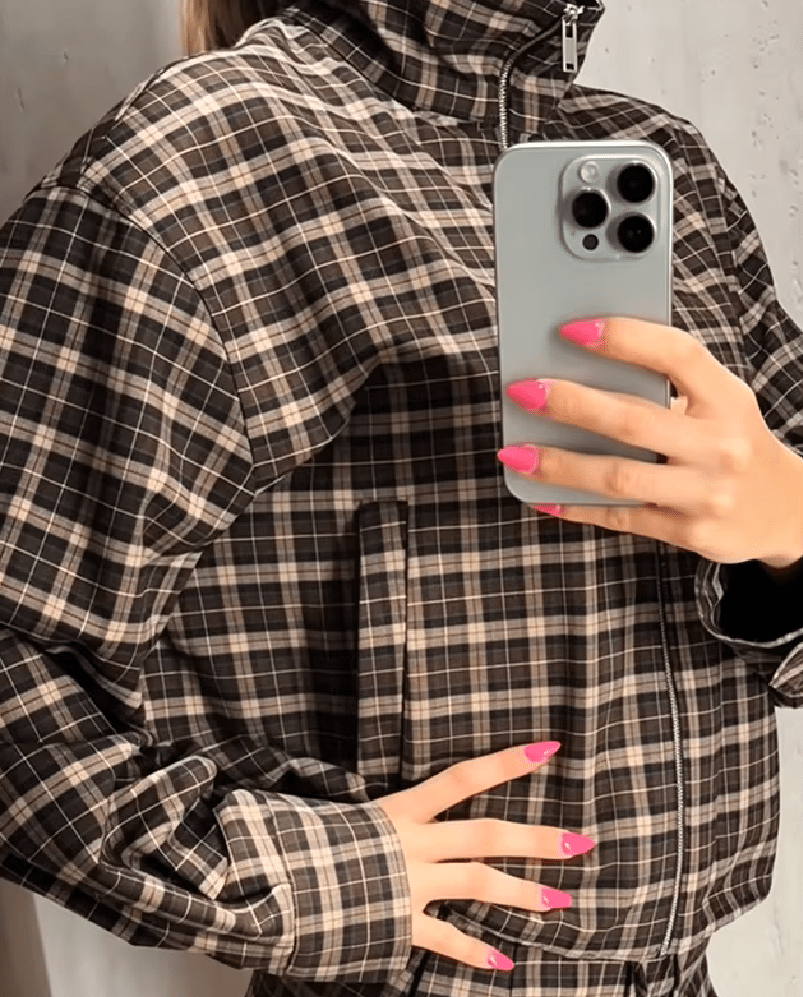 Eva Hochkragen Karierte Reißverschlussjacke
