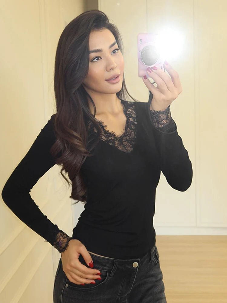 Evelyn Top Casual em Renda com Decote V