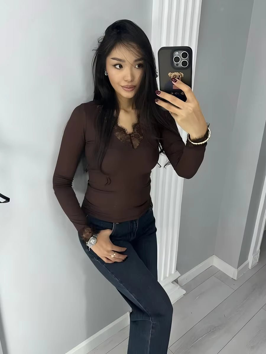 Evelyn Top Casual em Renda com Decote V