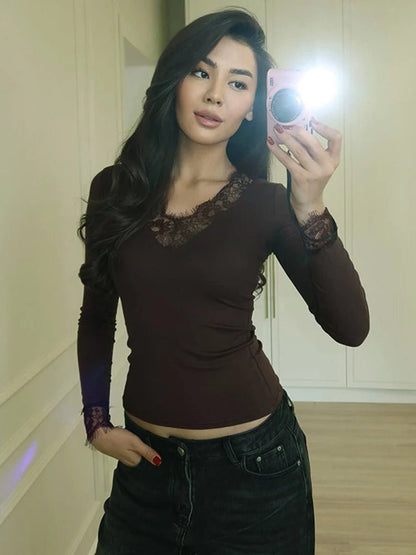 Evelyn Top Casual em Renda com Decote V