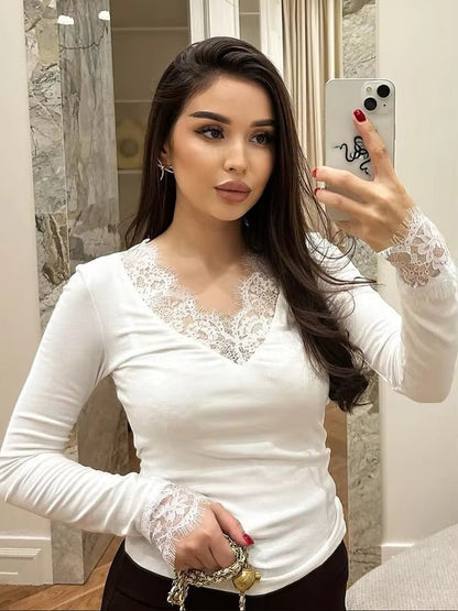 Evelyn Top Casual em Renda com Decote V