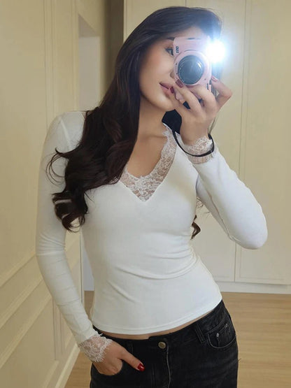 Evelyn Top Casual em Renda com Decote V