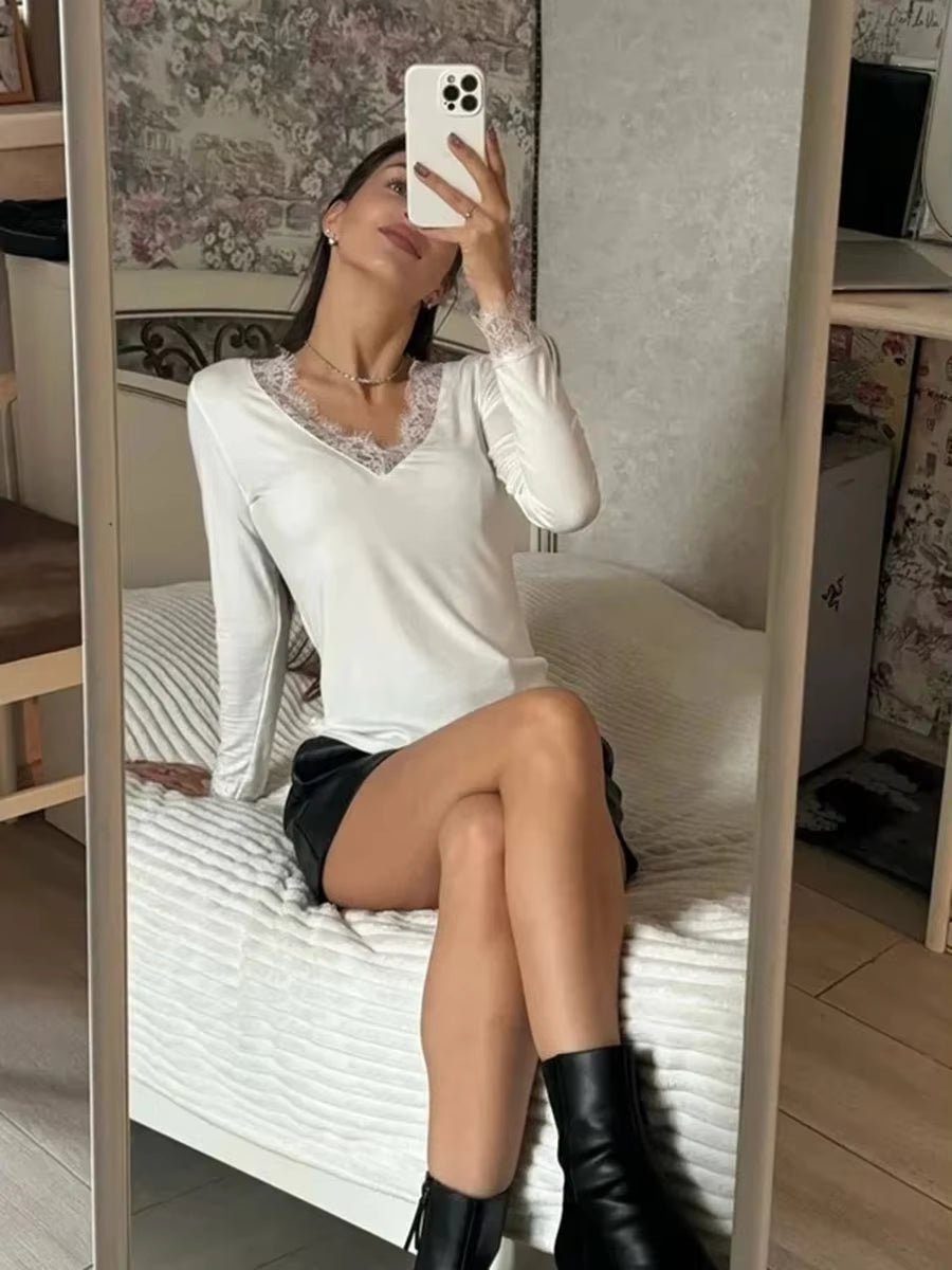 Evelyn Top Casual em Renda com Decote V