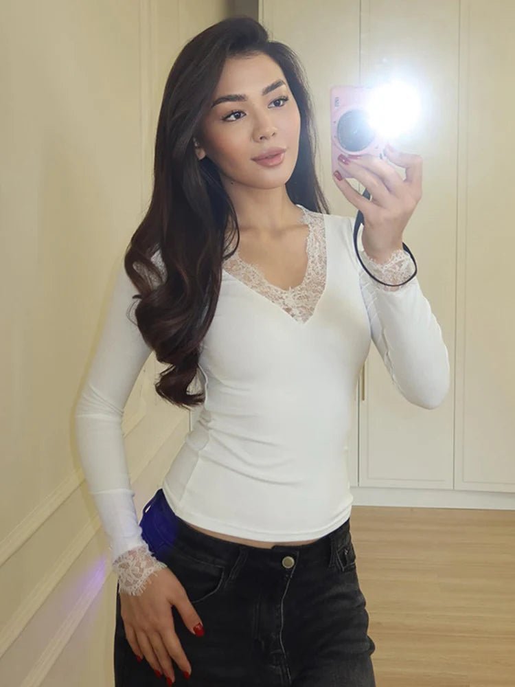 Evelyn Top Casual em Renda com Decote V