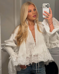 Carla Blouse avec broderie et bordure en dentelle