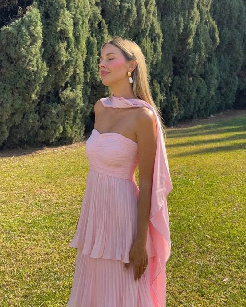 Vestido largo plisado rosa sin tirantes de SOKYND, llevado al aire libre
