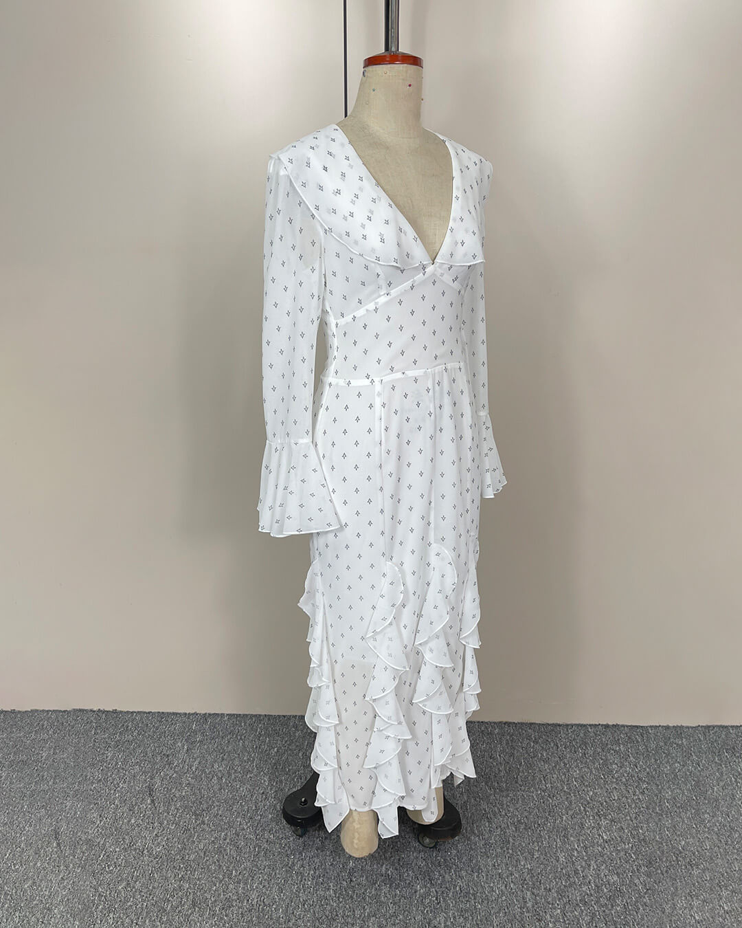 Vestido maxi Gloria com folhos e mangas evasé