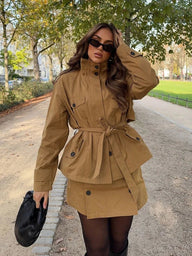 Conjunto Kate: chaqueta con cuello alto y cinturón + falda-pantalón