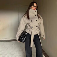 Laura Abrigo con Cinturón y Cuello Embudo