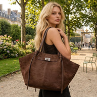 Mala Tote Leah em Suede com Silhueta Bat-Wing