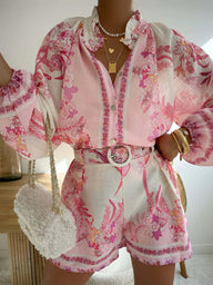 Completo con stampa floreale nebbiosa, maniche lunghe e shorts