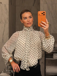 Blusa Nyla a pois con collo alto